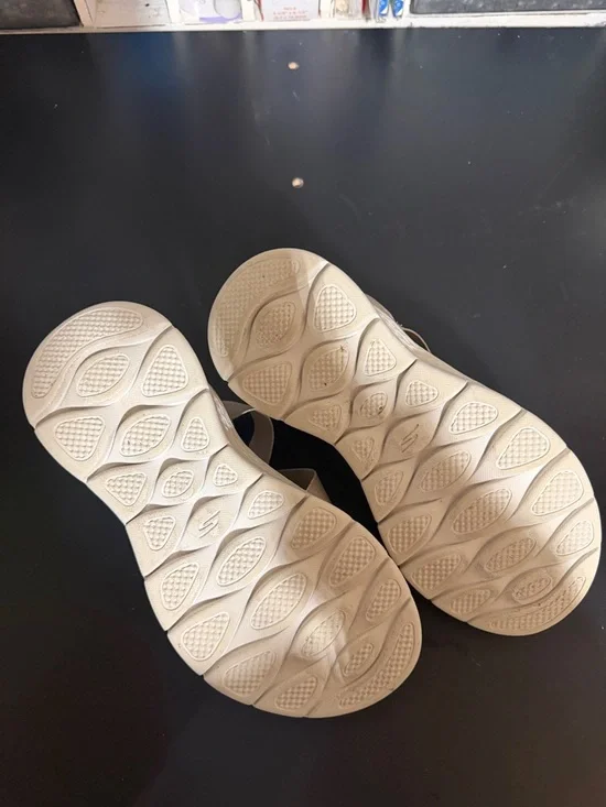 Skechers Women's Slip-ins GoWalk Sandals
Size 6 - Picture 4 of 7